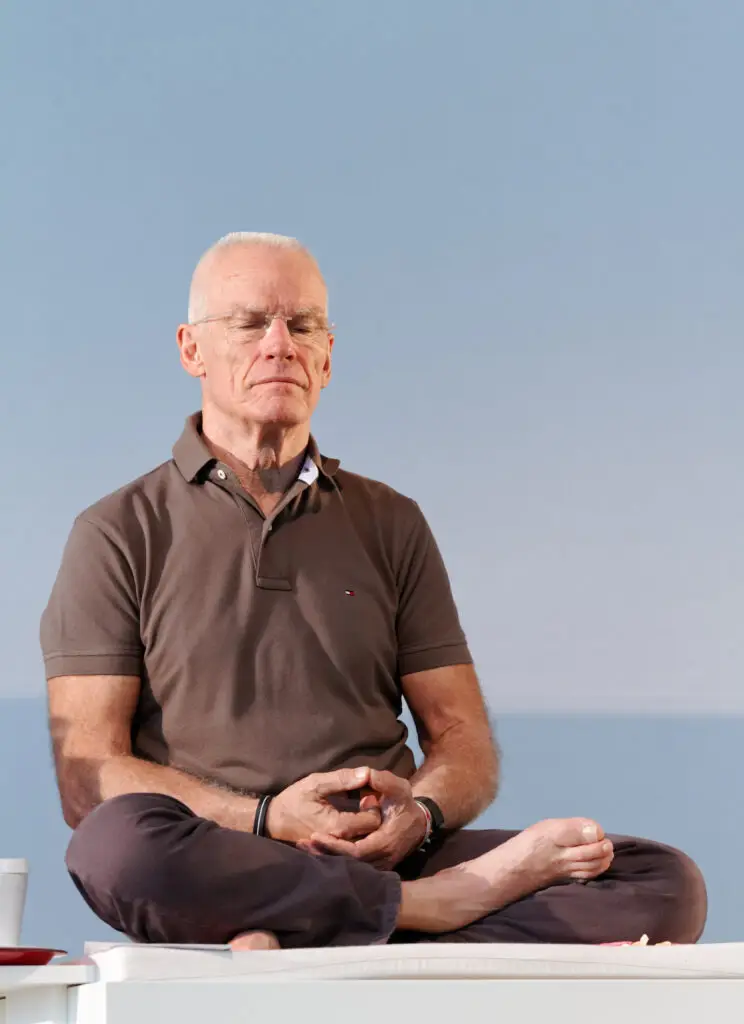 Lama Ole Nydahl en meditación