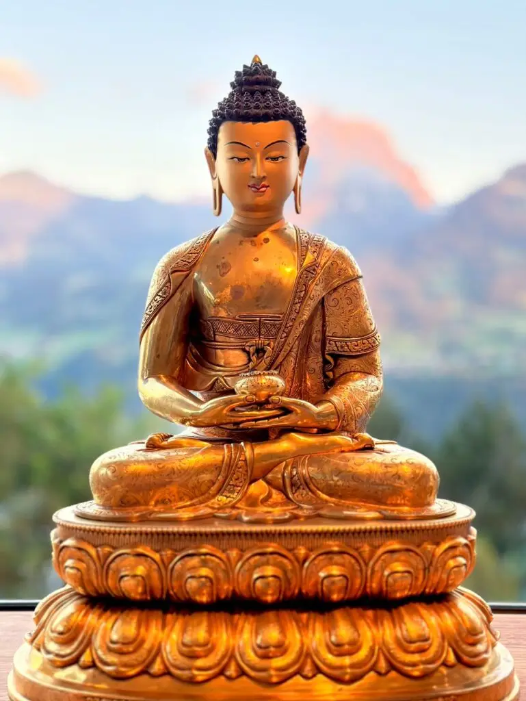Estatua del Buda Shakyamuni