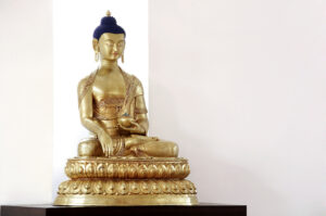 Estatua dorada del buda Shakyamuni